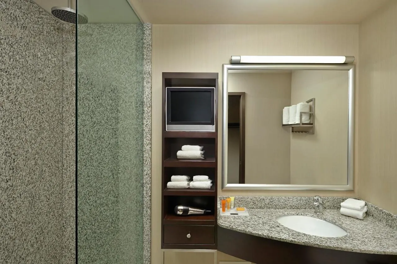Acclaim Hotel By Clique Calgary 4*,