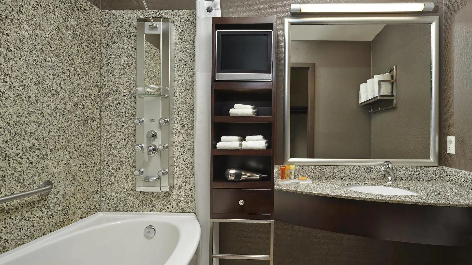 Acclaim Hotel By Clique YYC