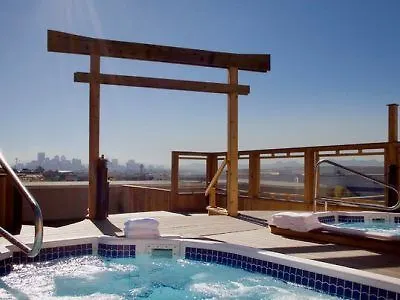 فندق أكليم مطار كالجاري YYC كندا