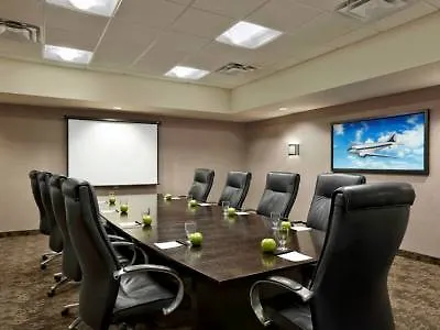 فندق أكليم مطار كالجاري YYC